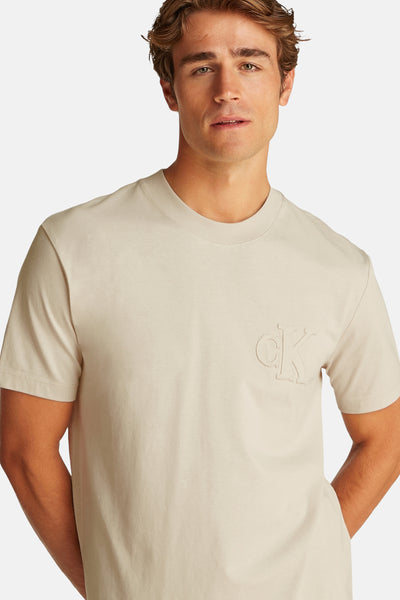 Beige T-shirt met korte mouwen van Calvin Klein, met toon-op-toon logo op de voorkant.