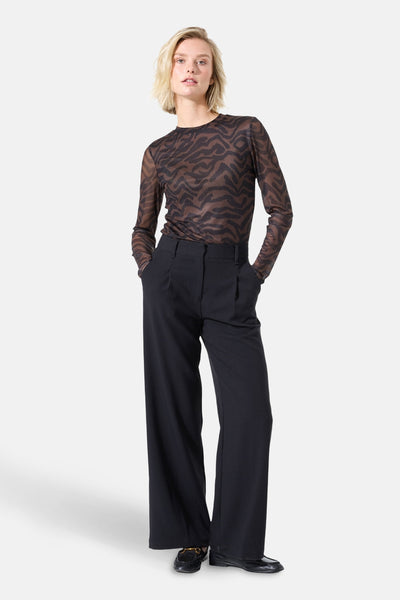 T-shirt à manches longues noir par GARCIA, porté avec un pantalon taille haute ample.