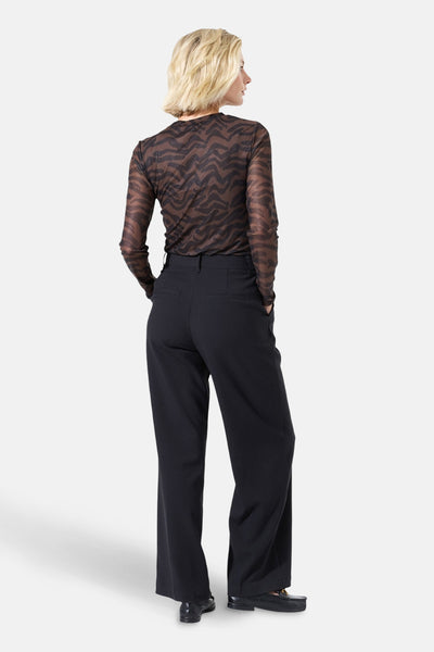 T-shirt à manches longues noir de GARCIA, imprimé zébré marron, porté avec un pantalon noir.