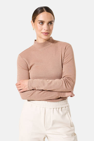 Lichtbruin glanzend T-shirt met lange mouwen van GARCIA, gedragen met een gebroken witte casual broek.