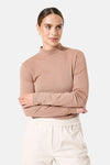 Lichtbruin glanzend T-shirt met lange mouwen van GARCIA, gedragen met een gebroken witte casual broek.