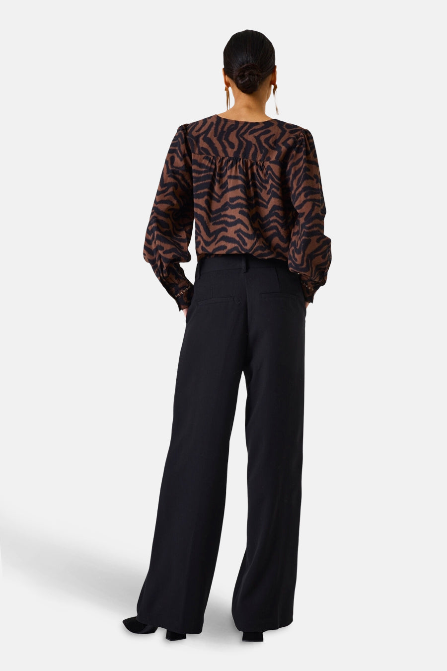 Bruin overhemd met lange mouwen van GARCIA, met zwart zebraprint over de gehele stof.
