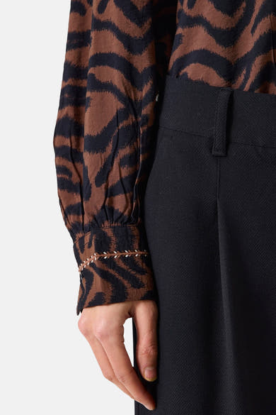 Bruin overhemd met lange mouwen van GARCIA, met zebraprint en decoratieve borduursels op de manchet.