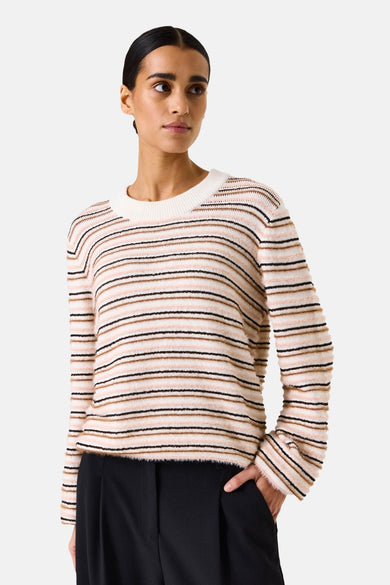Pull à col rond multicolore de GARCIA, à rayures horizontales et à texture douce, porté avec un pantalon noir.
