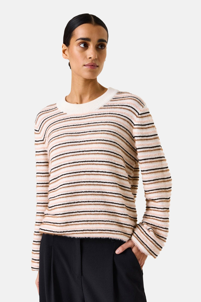 Pull à col rond multicolore de GARCIA, à rayures horizontales et à texture douce, porté avec un pantalon noir.