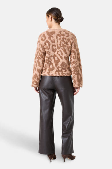 Multikleuren rondehals trui van GARCIA, met luipaardprint, gedragen met een bruine leren broek en pumps.