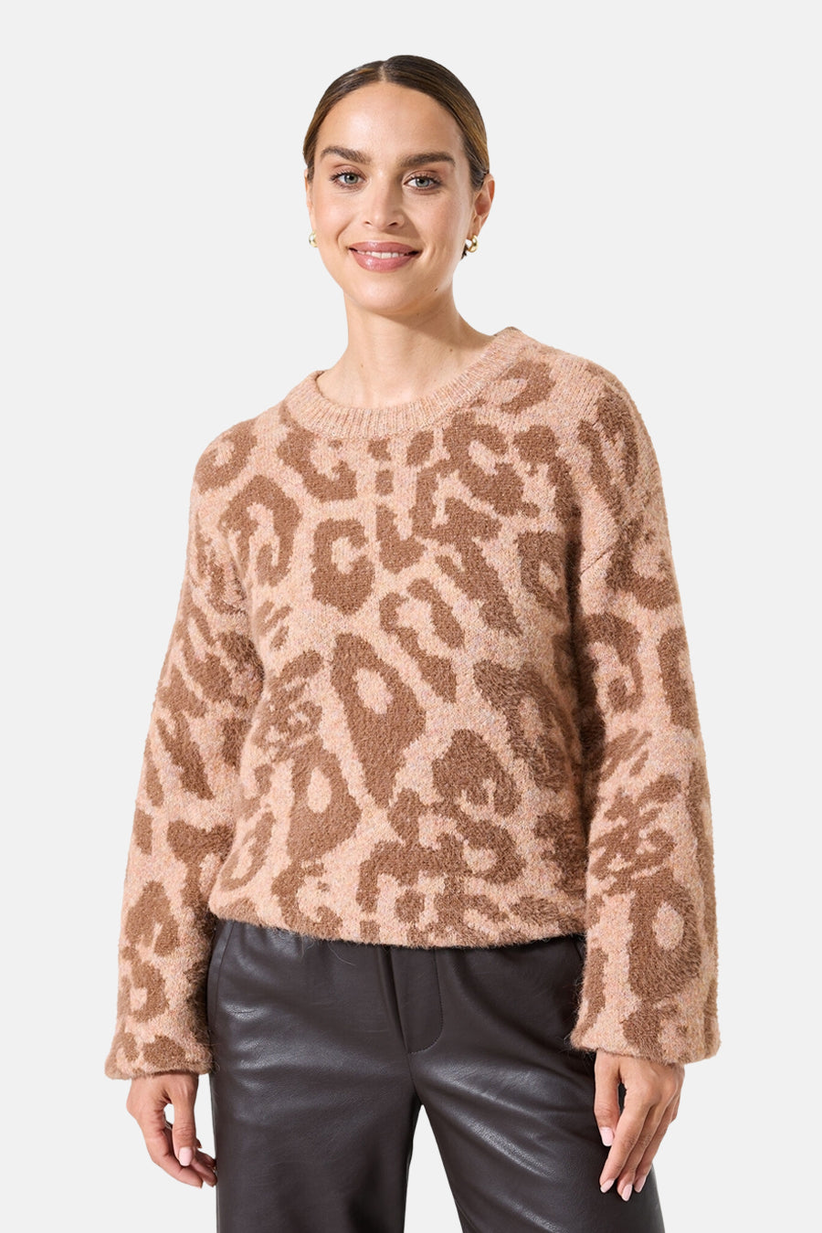 Multikleuren rondehals trui van GARCIA met een dierenprint en een pluizige textuur.