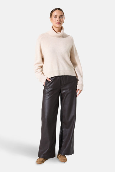 Ecru coltrui van GARCIA, gedragen met een bruine leren broek en loafers.
