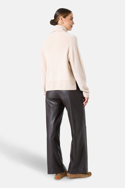 Ecru coltrui van GARCIA, gedragen met een bruine leren broek en loafers, achtergezicht.