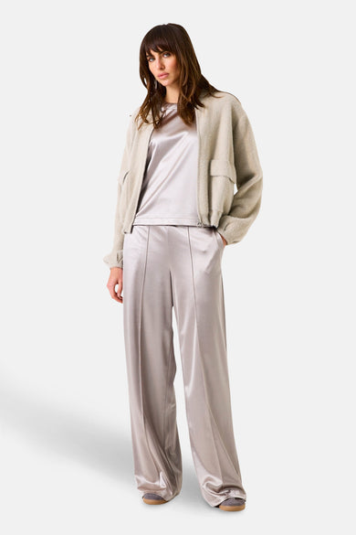 Gilet beige de GARCIA avec poches plaquées et fermeture éclair, porté sur un ensemble satiné ton sur ton.