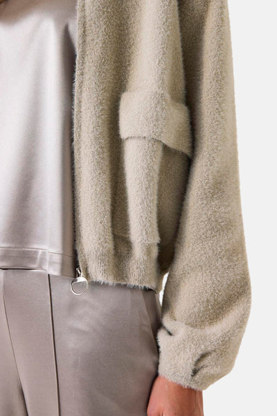Beige vest van pluizig breisel van GARCIA met pofmouwen en zilveren ritssluiting.