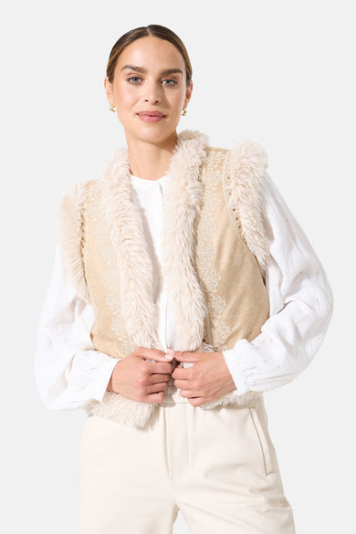 Beige mouwloos vest met imitatiebont van GARCIA, versierd met discrete decoratieve patronen.