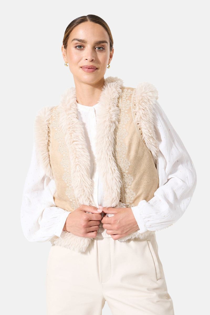Beige mouwloos vest met imitatiebont van GARCIA, versierd met discrete decoratieve patronen.