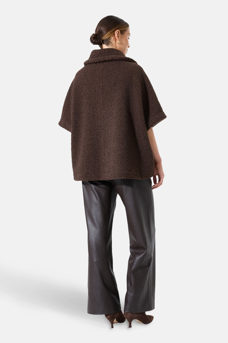 Bruine broek van GARCIA, van imitatieleer, gedragen met een losvallend getextureerd topje en bijpassende pumps.