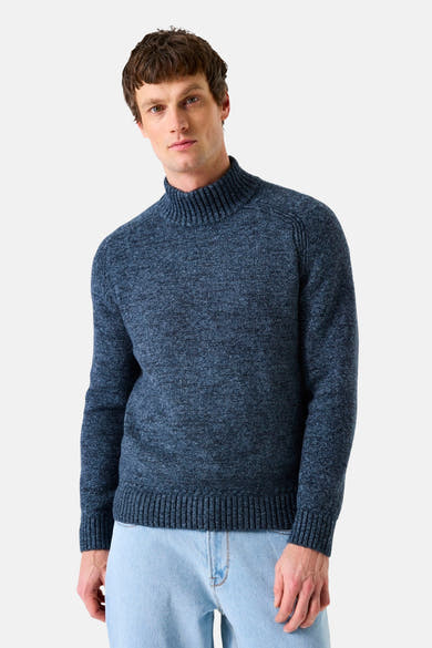 Blauwe coltrui van GARCIA, met geribde opstaande kraag, gedragen met een lichtblauwe jeans.