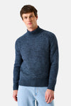 Blauwe coltrui van GARCIA, met geribde opstaande kraag, gedragen met een lichtblauwe jeans.
