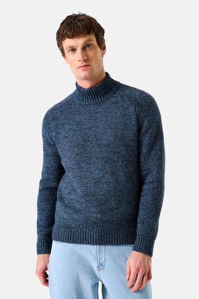 Pull à col roulé bleu de GARCIA, avec col montant côtelé, porté avec un jean bleu clair.