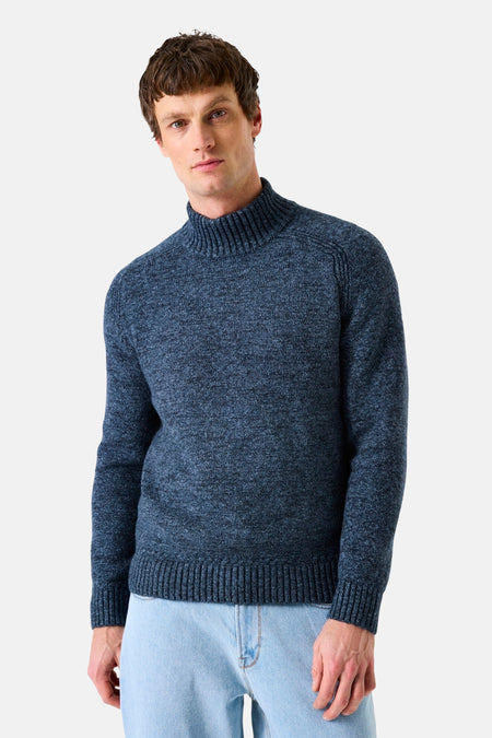 Blauwe coltrui van GARCIA, met geribde opstaande kraag, gedragen met een lichtblauwe jeans.