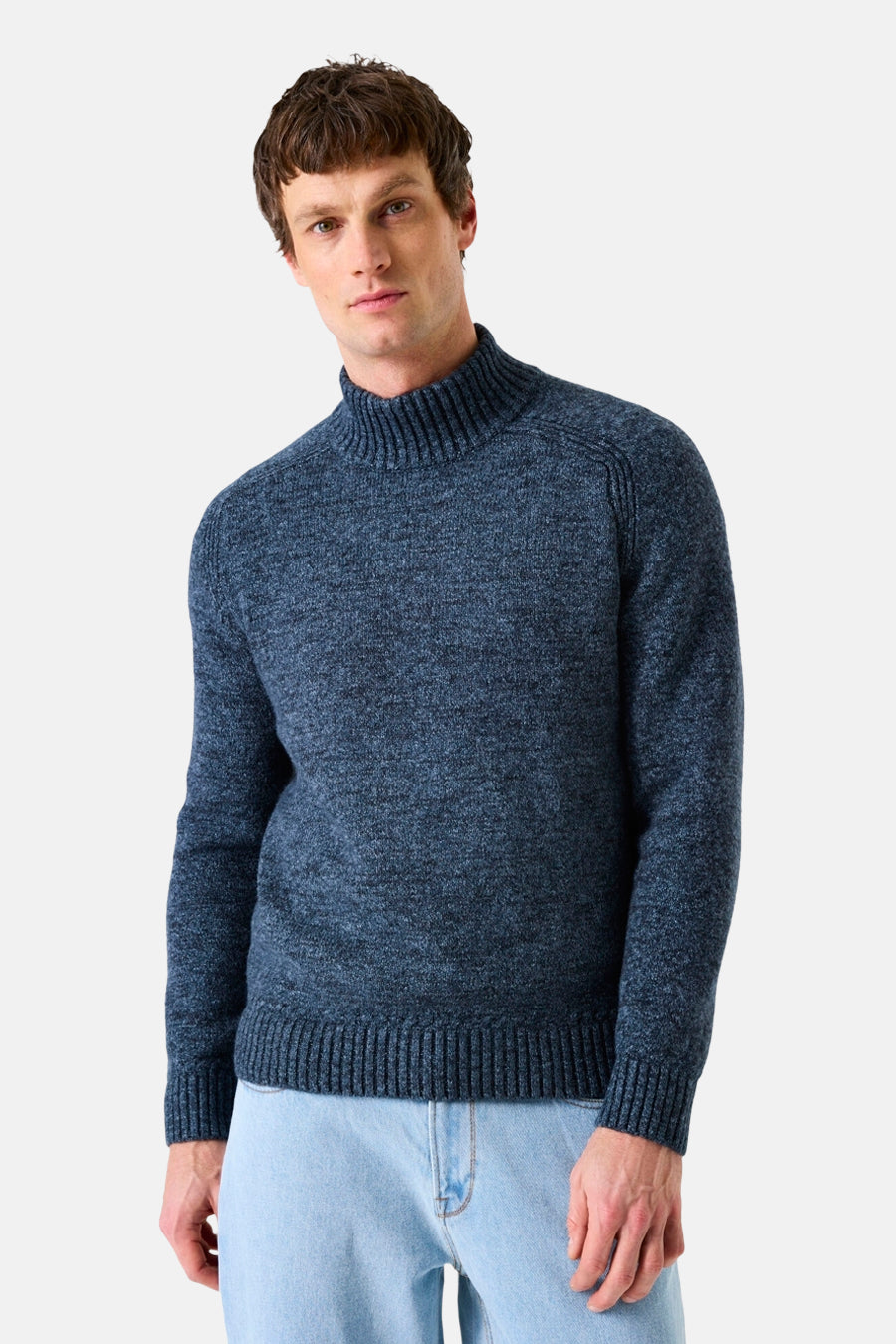 Blauwe coltrui van GARCIA, met geribde opstaande kraag, gedragen met een lichtblauwe jeans.