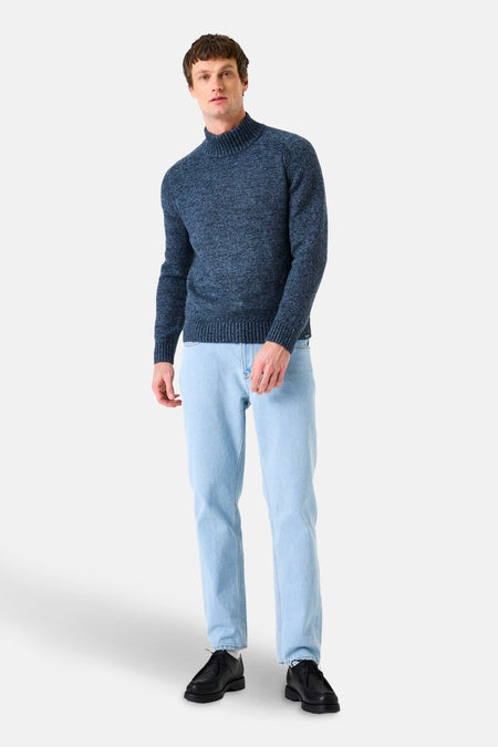 Blauwe coltrui van GARCIA, gedragen met een lichte spijkerbroek en zwarte schoenen.