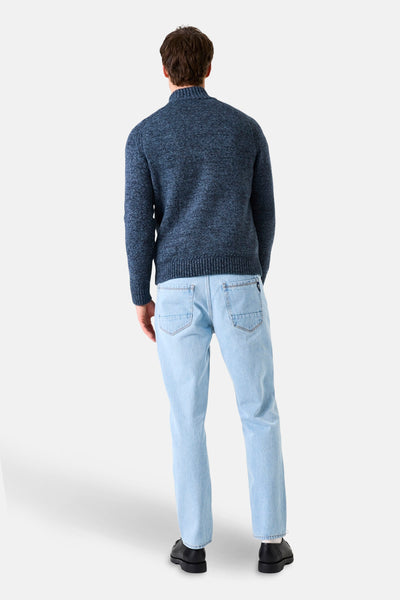 Pull à col roulé bleu de GARCIA, vu de dos, porté avec un jean clair et des chaussures noires.
