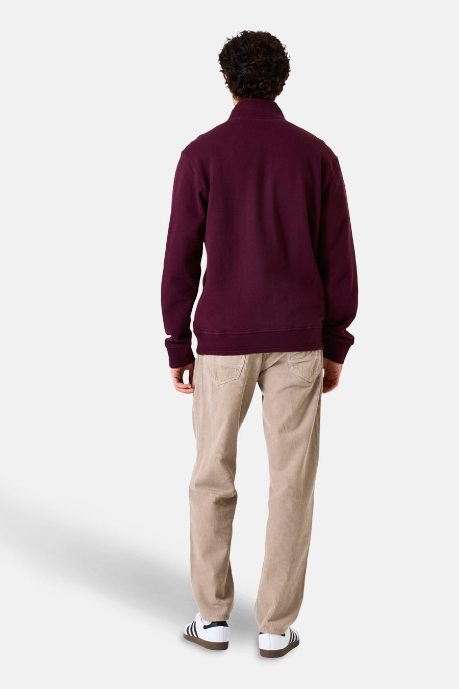 Paarse trui met opstaande kraag van GARCIA, van achteren gezien, gedragen met een beige corduroy broek.