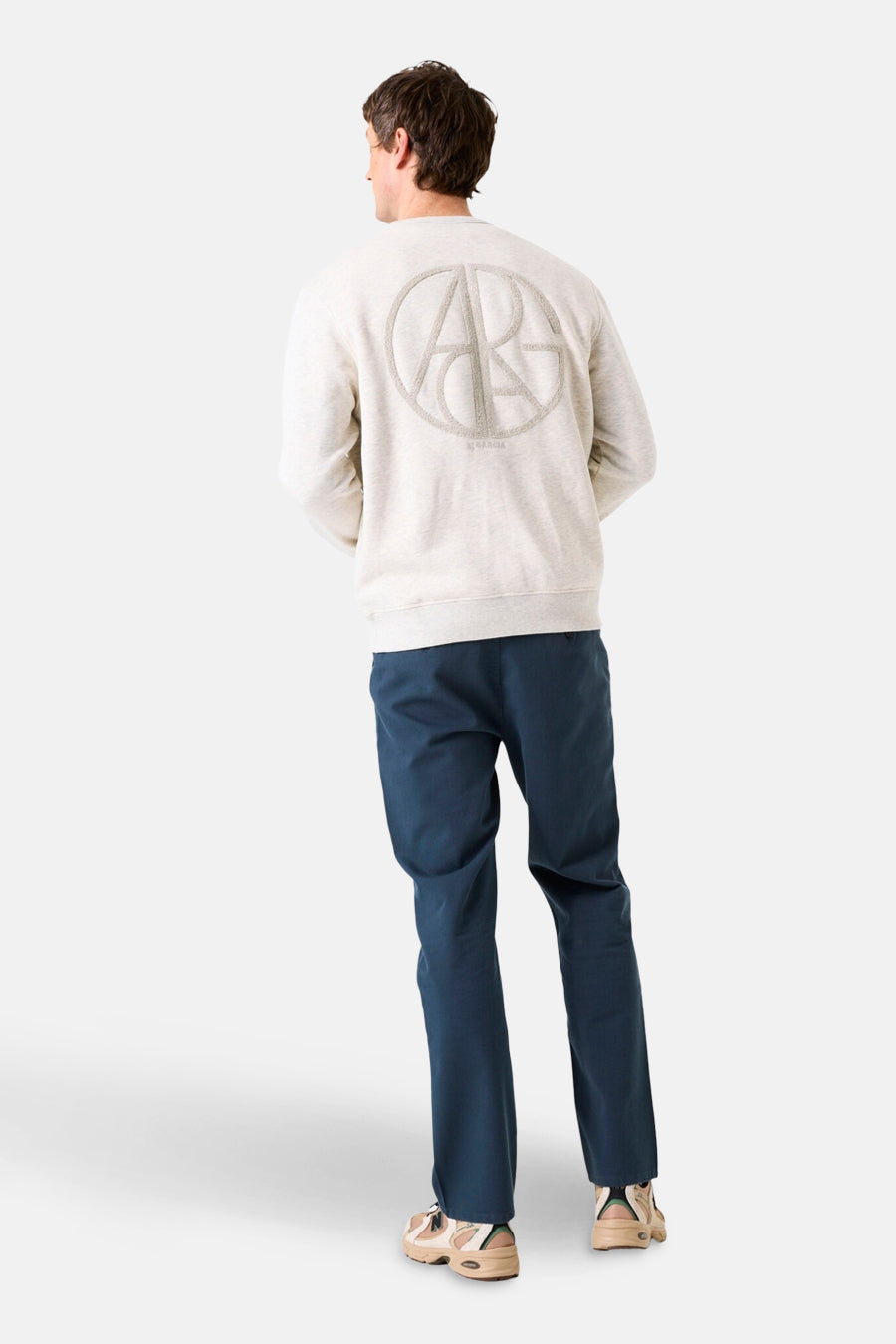 Sweatshirt baksteen van GARCIA, met een logo op de rug gedrukt, gedragen met een marineblauwe broek.