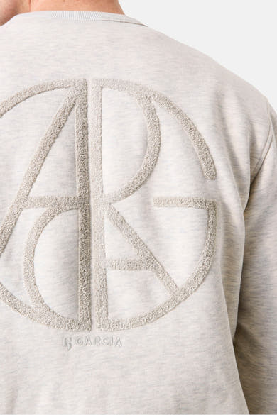 Ronde hals sweatshirt baksteen van GARCIA met groot textuurlogo op de rug.