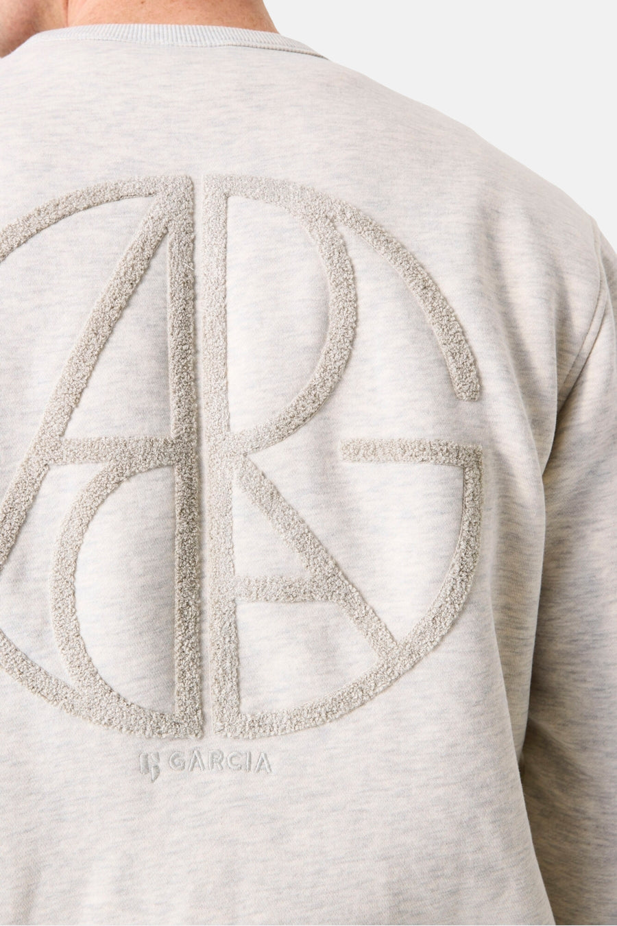 Ronde hals sweatshirt baksteen van GARCIA met groot textuurlogo op de rug.