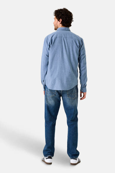 Blauw overhemd met lange mouwen van GARCIA, van achteren gezien, gedragen met een spijkerbroek en witte sneakers.