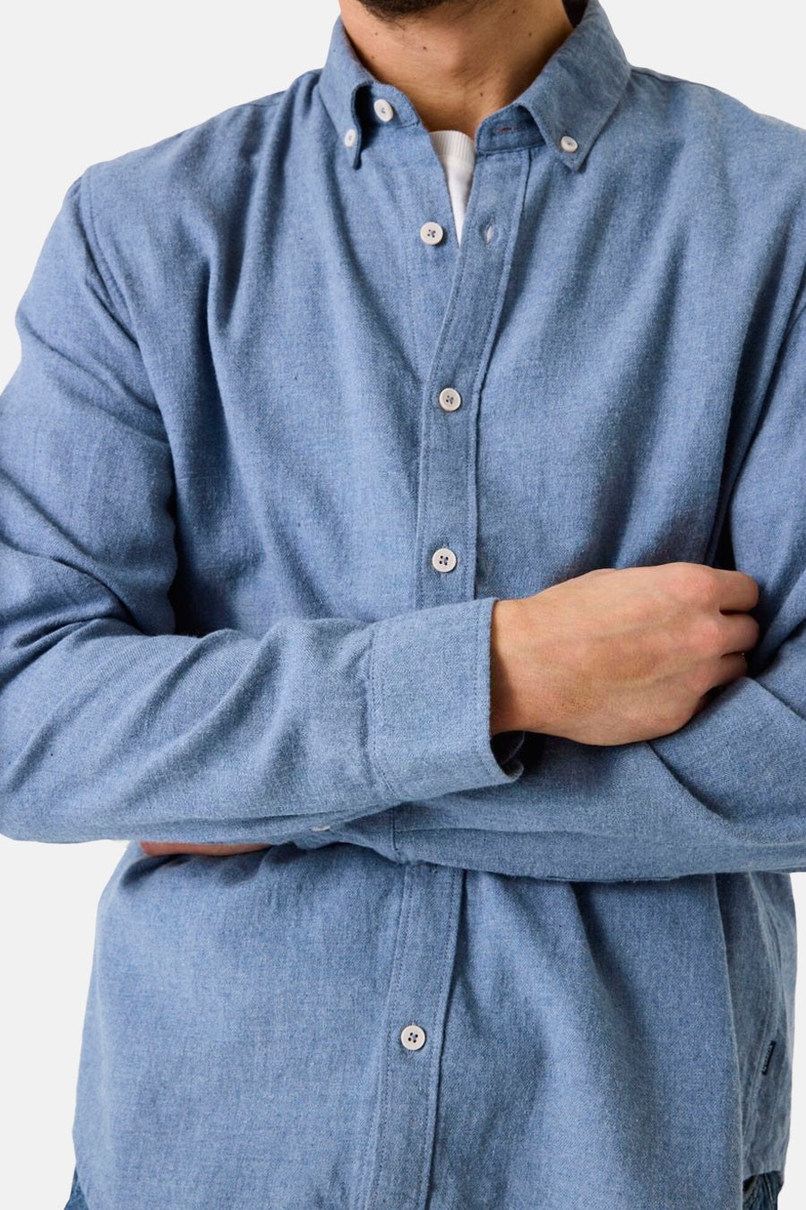 Chemise à manches longues bleue en coton by GARCIA, avec une texture flanelle et des boutons blancs.