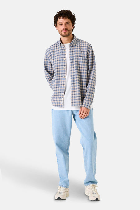 Multikleurig overhemd met lange mouwen van GARCIA, geruit, gedragen over een wit T-shirt met een lichtblauwe jeans.