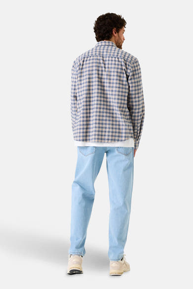 Multikleurig overhemd met lange mouwen van GARCIA, geruit, gedragen met een wit T-shirt en een lichtblauwe jeans.