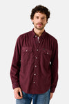 Chemise bordeaux à manches longues de GARCIA, en velours côtelé avec poches à rabat boutonnées.
