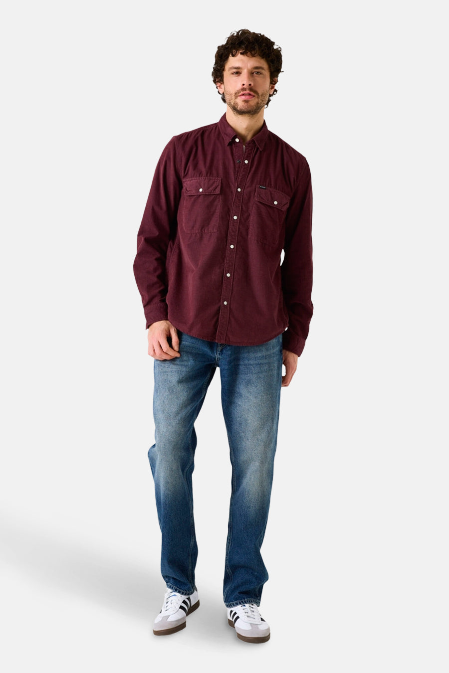 Chemise à manches longues bordeaux de GARCIA, portée avec un jean bleu et des baskets blanches.