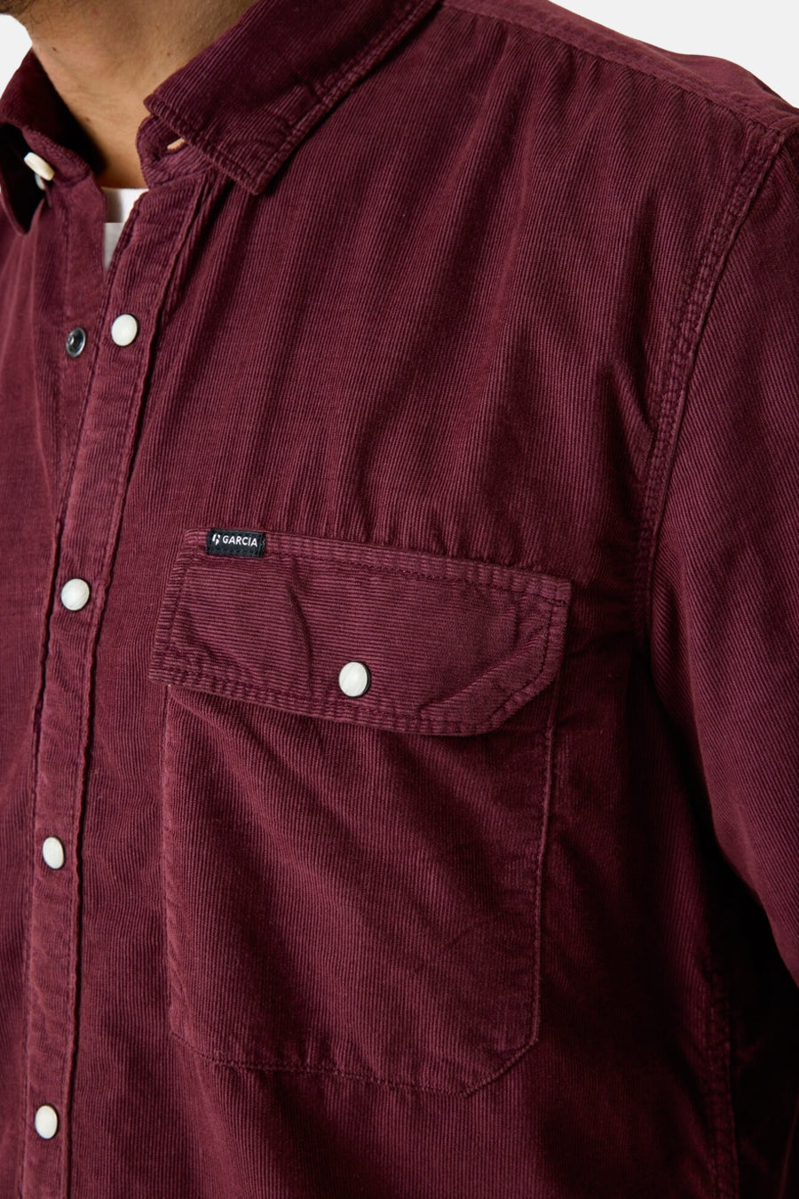 Chemise bordeaux à manches longues de GARCIA, en velours côtelé avec poche boutonnée sur la poitrine.
