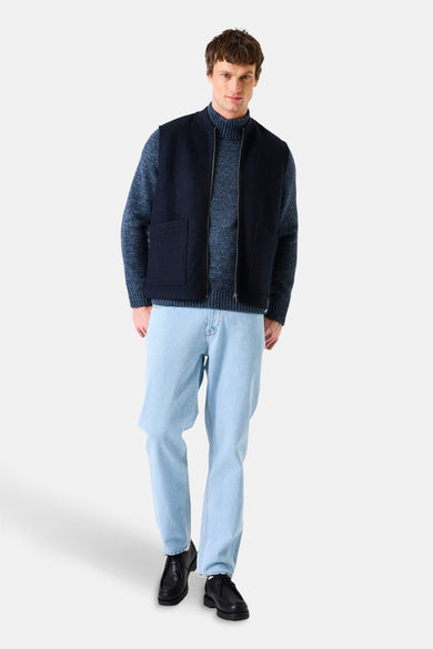 Blauwe bodywarmer van GARCIA, gedragen met een blauwe coltrui en een verbleekte spijkerbroek.