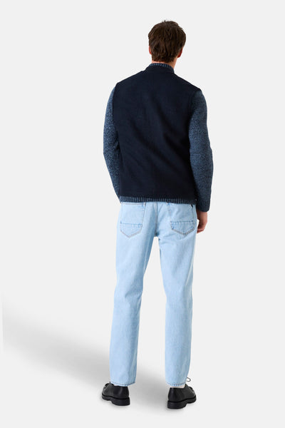 Blauwe bodywarmer van GARCIA, gedragen met een trui met lange mouwen en een lichte spijkerbroek, achterzicht.