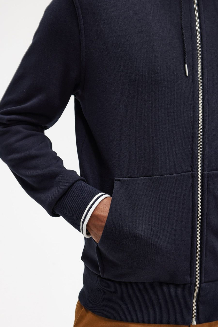 Marineblauwe bodywarmer van FRED PERRY, met ritssluiting en gestreepte boorden aan de manchetten.