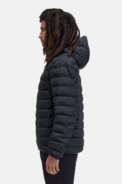 Zwarte regenjas van FRED PERRY, met capuchon, zijaanzicht.