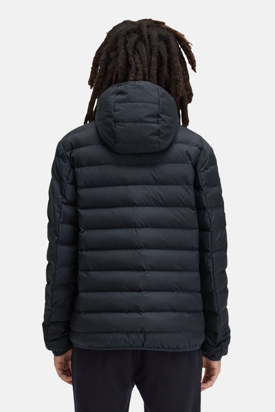 Zwarte regenjas van FRED PERRY, met capuchon en zichtbare gewatteerde textuur aan de achterkant.