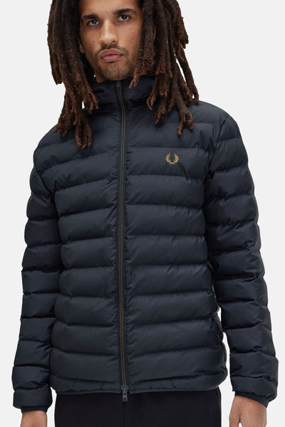 Veste de pluie noire de Fred Perry avec fermeture éclair centrale et logo doré.