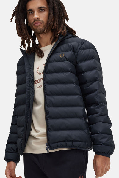 Veste de pluie noire de Fred Perry, avec fermeture éclair et logo brodé sur la poitrine.
