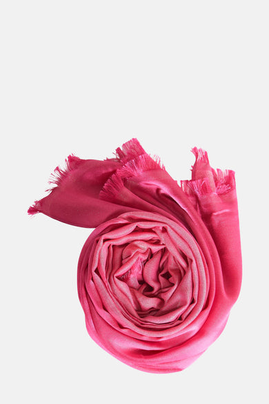 Roze Access® sjaal opgerold, met decoratieve franjes en glanzende details.