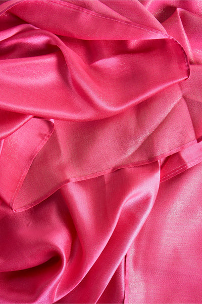 Roze Access® sjaal met glinsterende reflecties, in gedrapeerde stof met delicate plooien en rondingen.