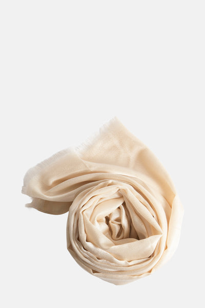 Beige Access® sjaal opgerold in de vorm van een roos, met delicate franjes aan de rand.