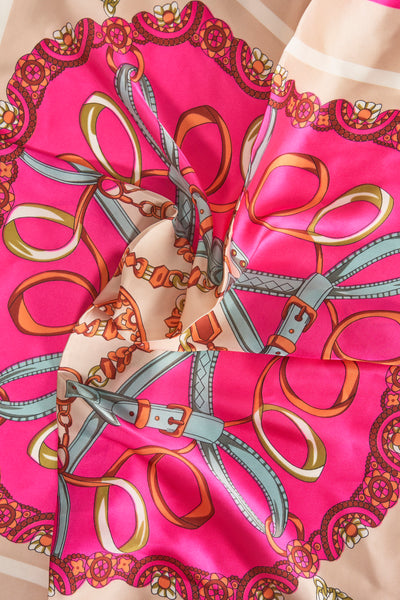 Foulard rose Access®, orné d'un motif de chaînes et de boucles décoratives sur fond rose vif et beige.
