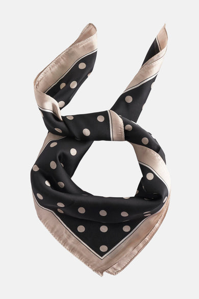 Foulard noir à pois blancs de Access®, avec bordure beige et motif carré.