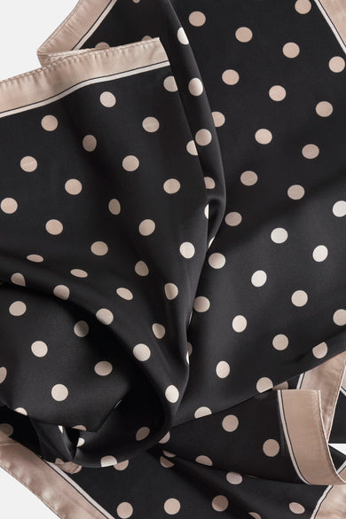 Foulard noir à pois crème d'Access®, avec bordure contrastante beige et noire.