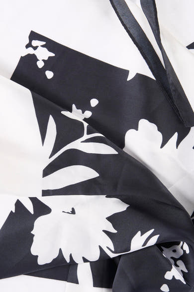 Foulard noir d'Access®, motif floral abstrait noir et blanc, avec ourlet et texture de tissu plissé.